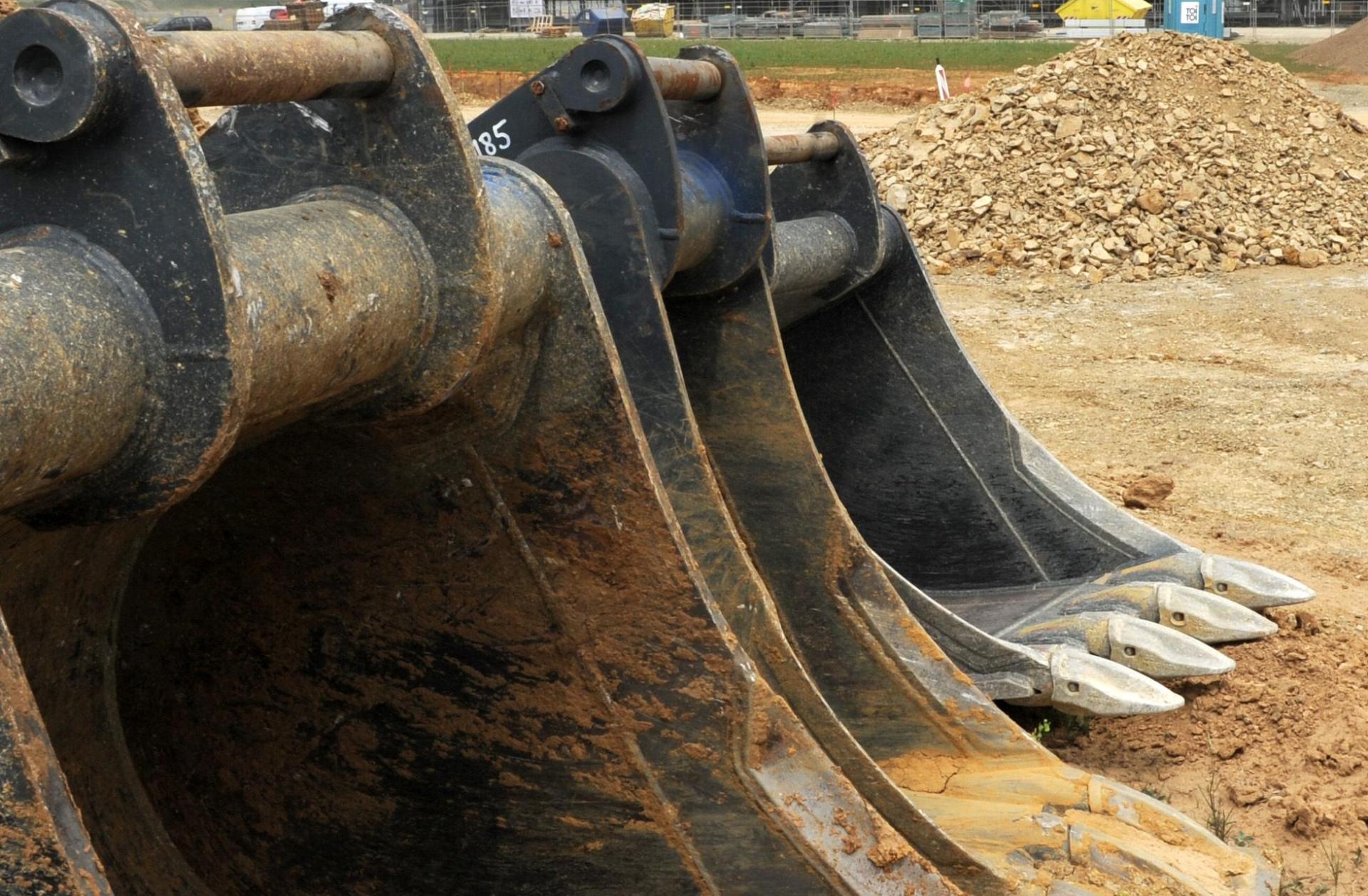 Eine 150 Kilogramm schwere Baggerschaufel aus Illschwang ist verschwunden.  (Symbolbild: Uwe Zucchi/dpa)