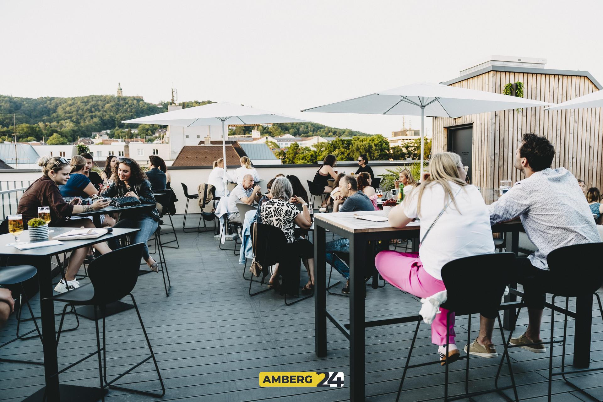 Ein Drink in der Hand, die Sonnenbrille auf der Nase und hinter der Stadt geht die Sonne unter – das ist der Vibe vom Sundowner in der Walküre Skybar. Das sind die besten Fotos vom Abend. (Bild: Lolografie)