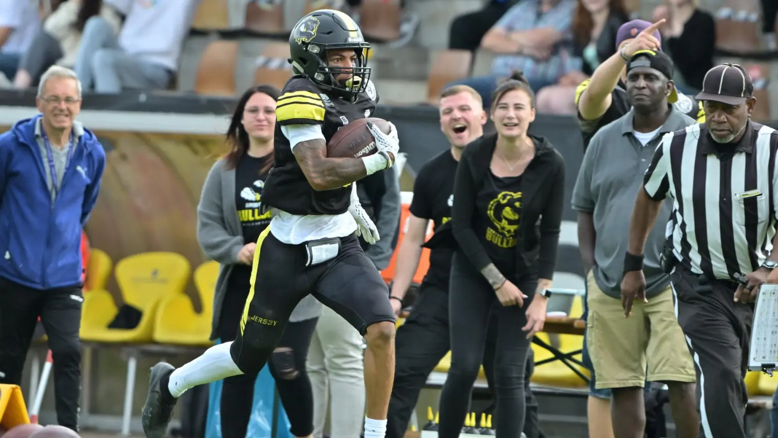 Die Amberg Mad Bulldogs haben die Regionalliga-Saison 2025 mit einem 40:15-Erfolg gegen die München Rangers abgeschlossen. (Bild: Hubert Ziegler)