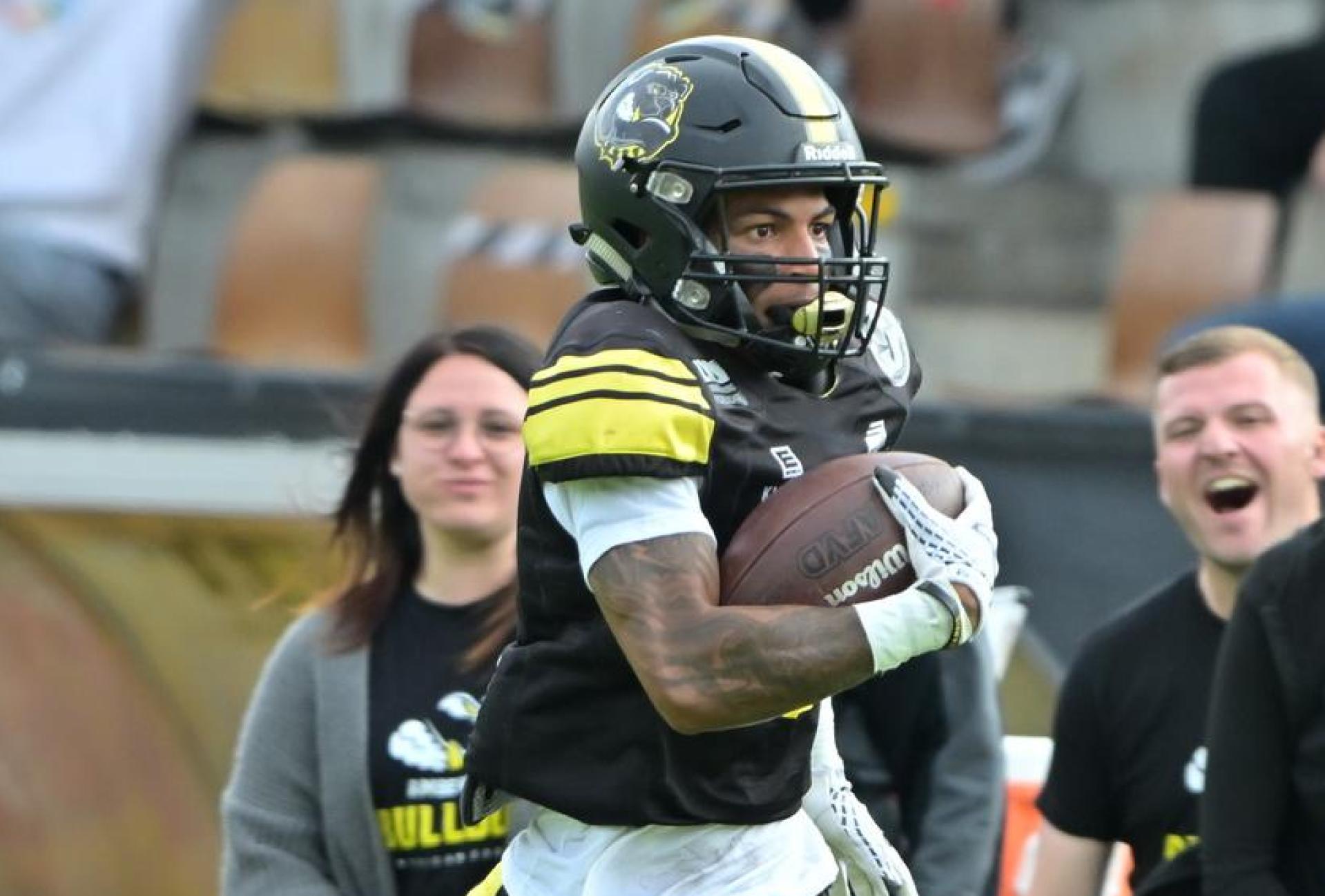 Die Amberg Mad Bulldogs haben die Regionalliga-Saison 2025 mit einem 40:15-Erfolg gegen die München Rangers abgeschlossen. (Bild: Hubert Ziegler)