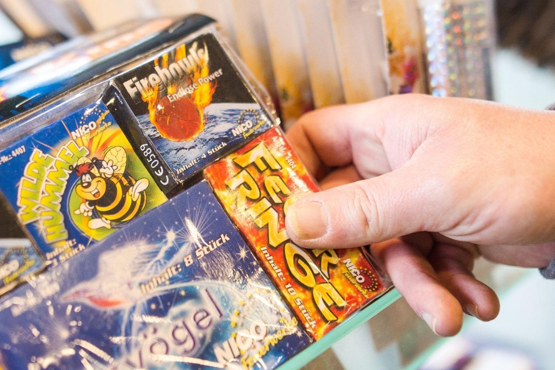 Grenzpolizisten haben an der bayerisch-tschechischen Grenze illegale Pyrotechnik aus dem Verkehr gezogen.  (Symbolbild: Christoph Schmidt/dpa)