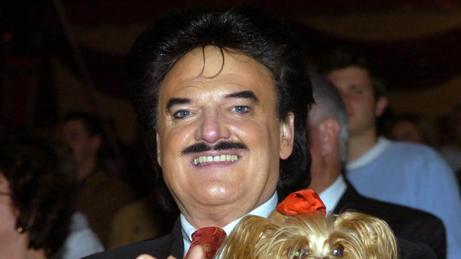 Rudolph Moshammer mit Hund Daisy im Dezember 2004 im Circus Krone in München.  (Bild: Frank Mächler/dpa)
