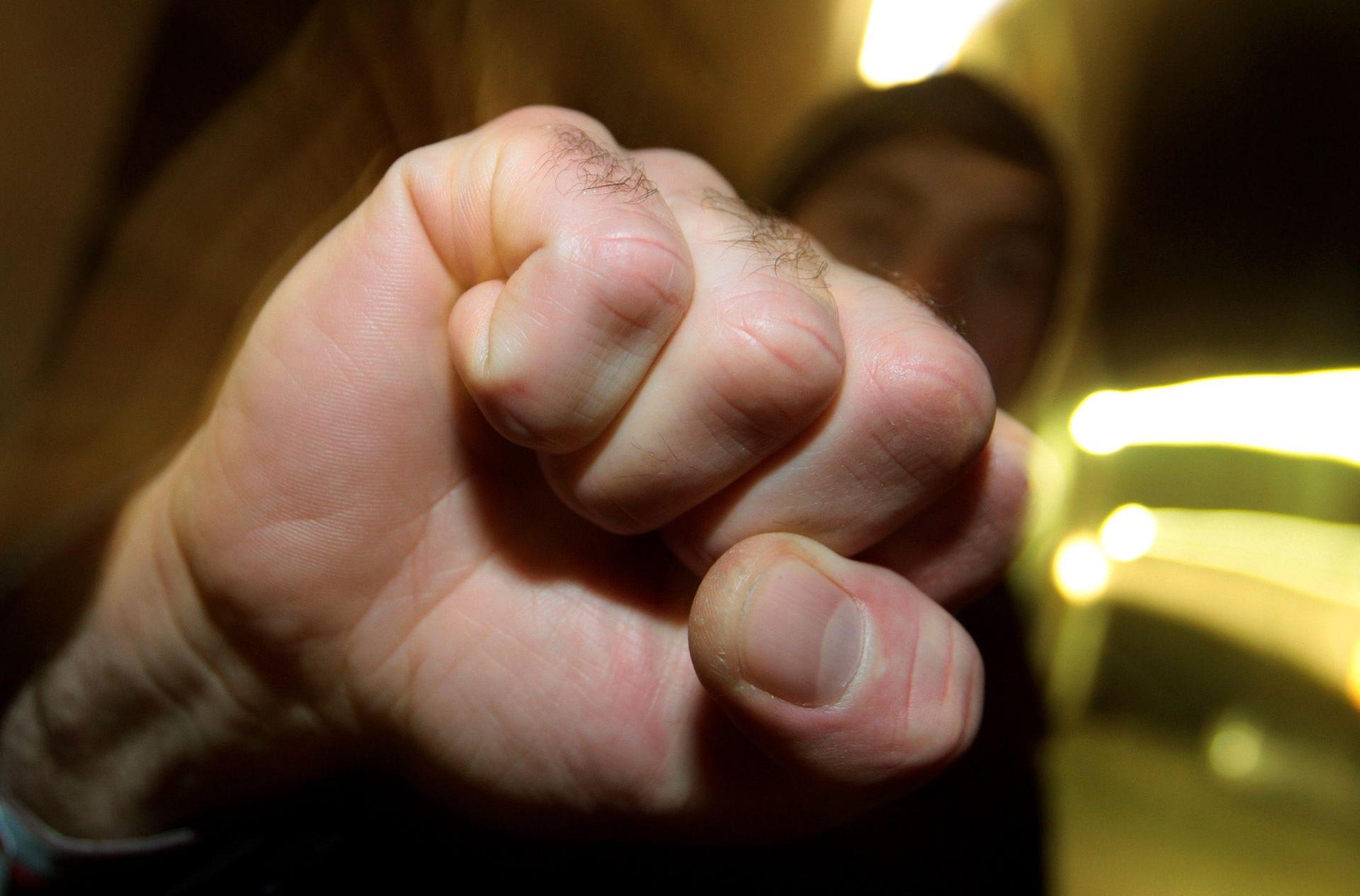 Ein 15-Jähriger hat in Schwandorf einem 12-Jährigen mehrfach ins Gesicht geschlagen. (Symbolbild: Karl-Josef Hildenbrand/dpa)