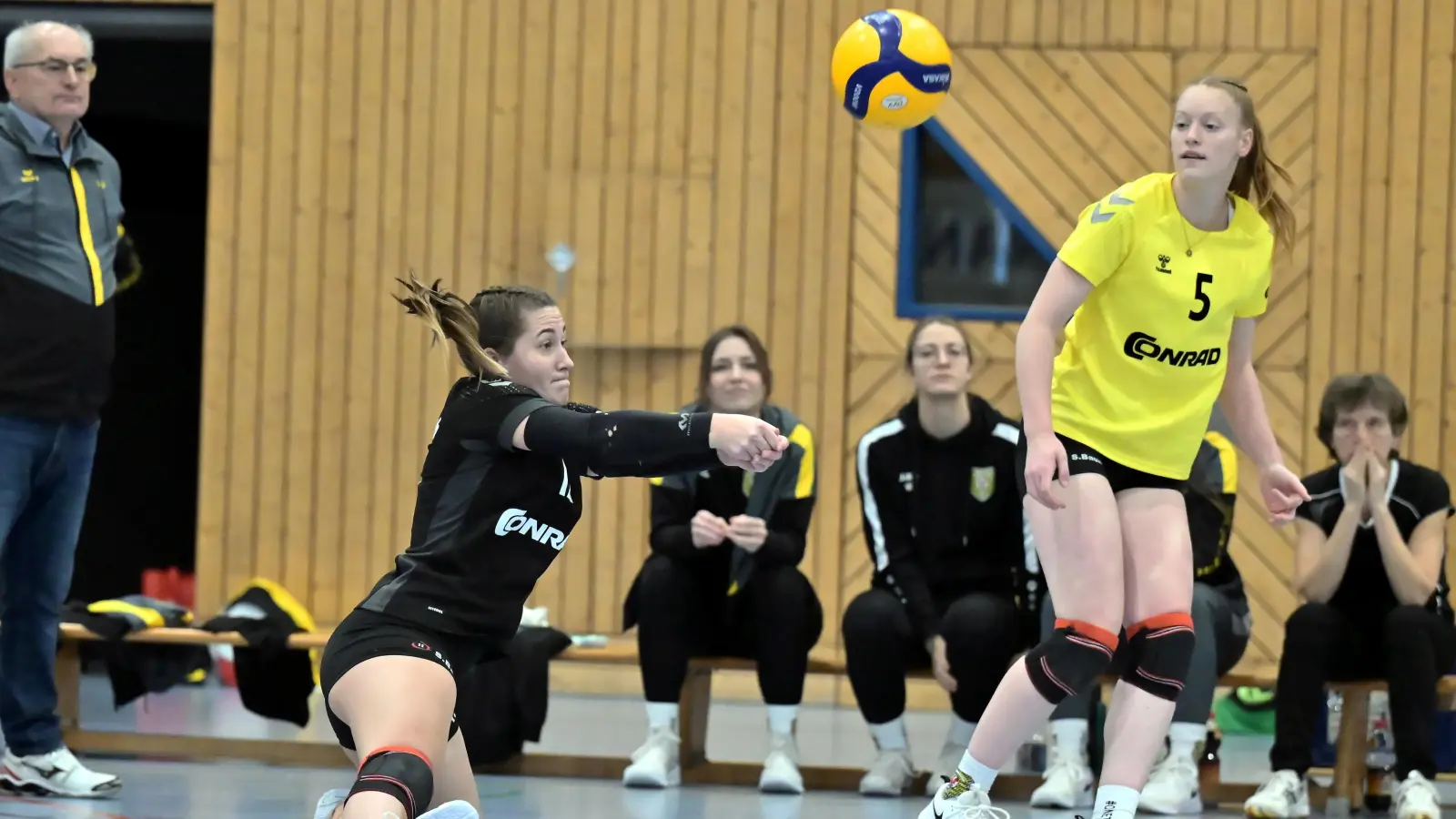 Schöne Abwehraktion von Marie Heidlinger (links) vom SV Hahnbach, beobachtet von Lisa Kölbel (rechts). Hahnbach verlor gegen Erfurt mit 0:3. (Bild: Hubert Ziegler)