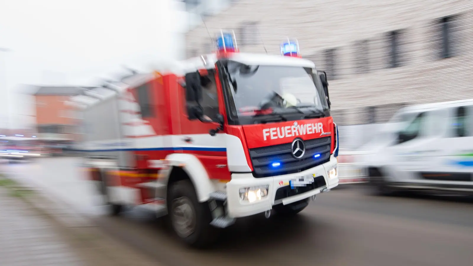 In Amberg kam es am Samstag, 16. November 2024, zu einem Feuerwehreinsatz. Eine Frau hatte in der Jahnstraße Burger in einem Grill vergessen.  (Symbolbild: Julian Stratenschulte)