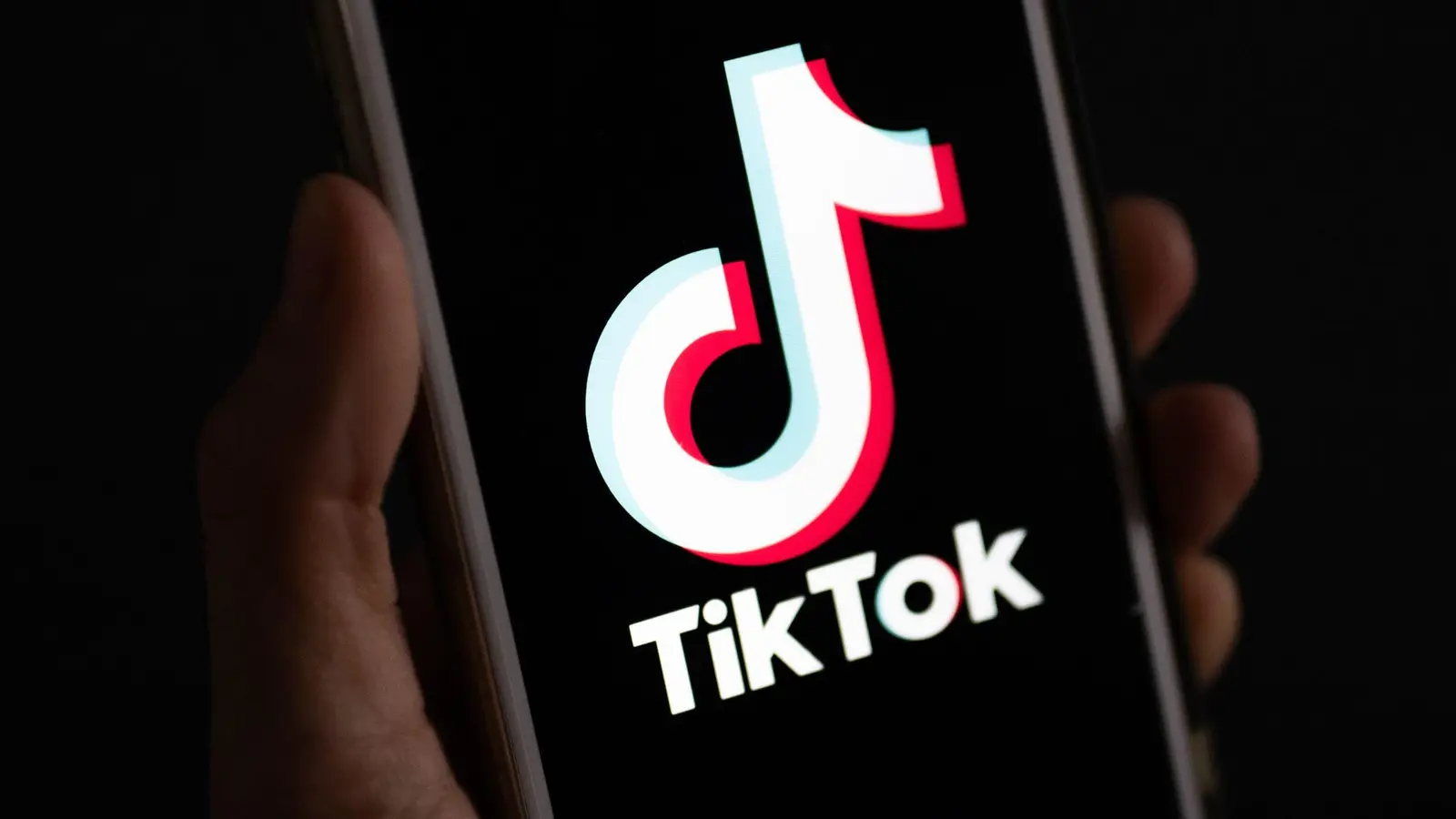 Ein 41-jähriger Mann aus Schwandorf machte sich mit einem Minijob von Tiktok strafbar. (Bild: Monika Skolimowska/dpa)
