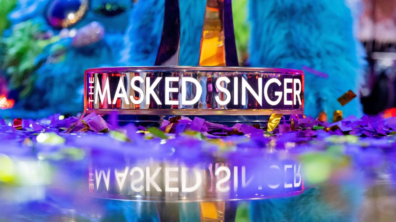 „The Masked Singer” ist auf dem Siegerpokal der Live-Musikshow zu sehen. (Bild: Rolf Vennenbernd/dpa)