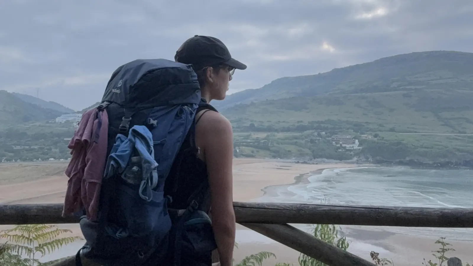 Tabithas Rucksack wog 8,2 Kilogramm. Mit Verpflegung waren es insgesamt 10 Kilogramm. Er beinhaltete zwei T-Shirts und zwei Hosen, die ständig mit Seife abends gewaschen werden mussten. Werden sie am Vorabend nicht trocken, hängt man sie am kommenden Tag über den Rucksack.  (Bild: Tabitha Adunka)
