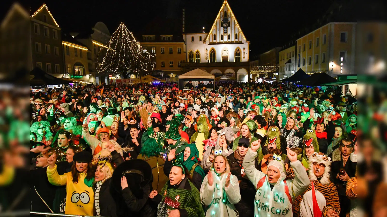 Hexennacht an Weiberfasching in Amberg, die größte Open-Air-Faschingsparty der Region. (Bild: Petra Hartl)