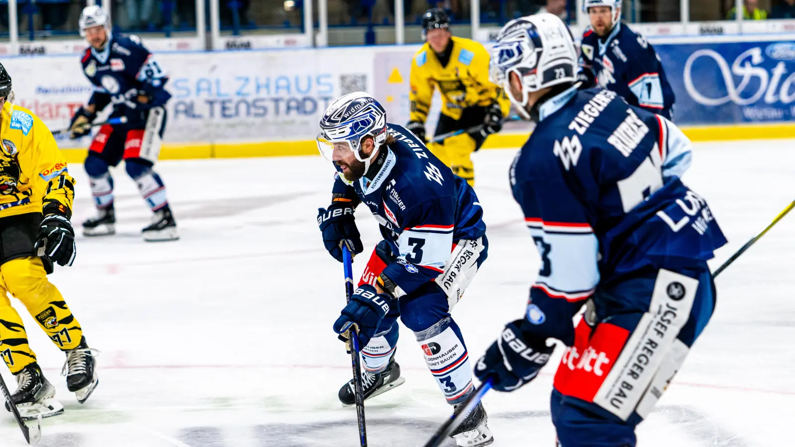 Der Amerikaner Tommy Muck (Mitte) ist derzeit der einzige spielfähige Importspieler bei den Blue Devils Weiden. (Bild: Elke Englmaier)