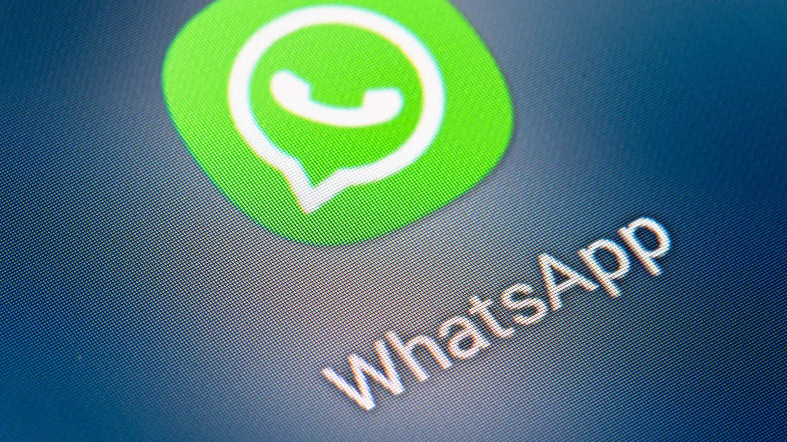 WhatsApp gehört seit 2014 zum Facebook-Konzern. (Archivbild: Fabian Sommer/dpa)