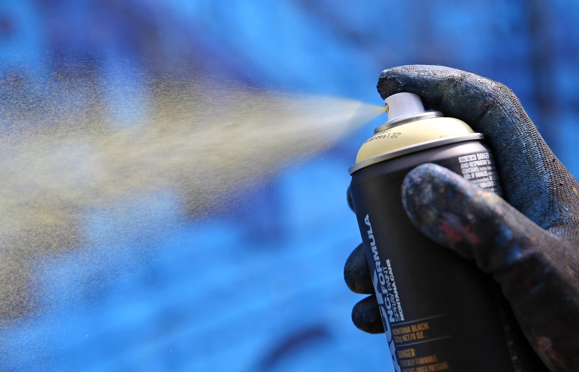 Nachdem unbekannte Täter eine Trafo-Station in Amberg mit Graffiti besprüht haben, sucht die Polizei jetzt nach Hinweisen. (Symbolbild: Jan Woitas/dpa)