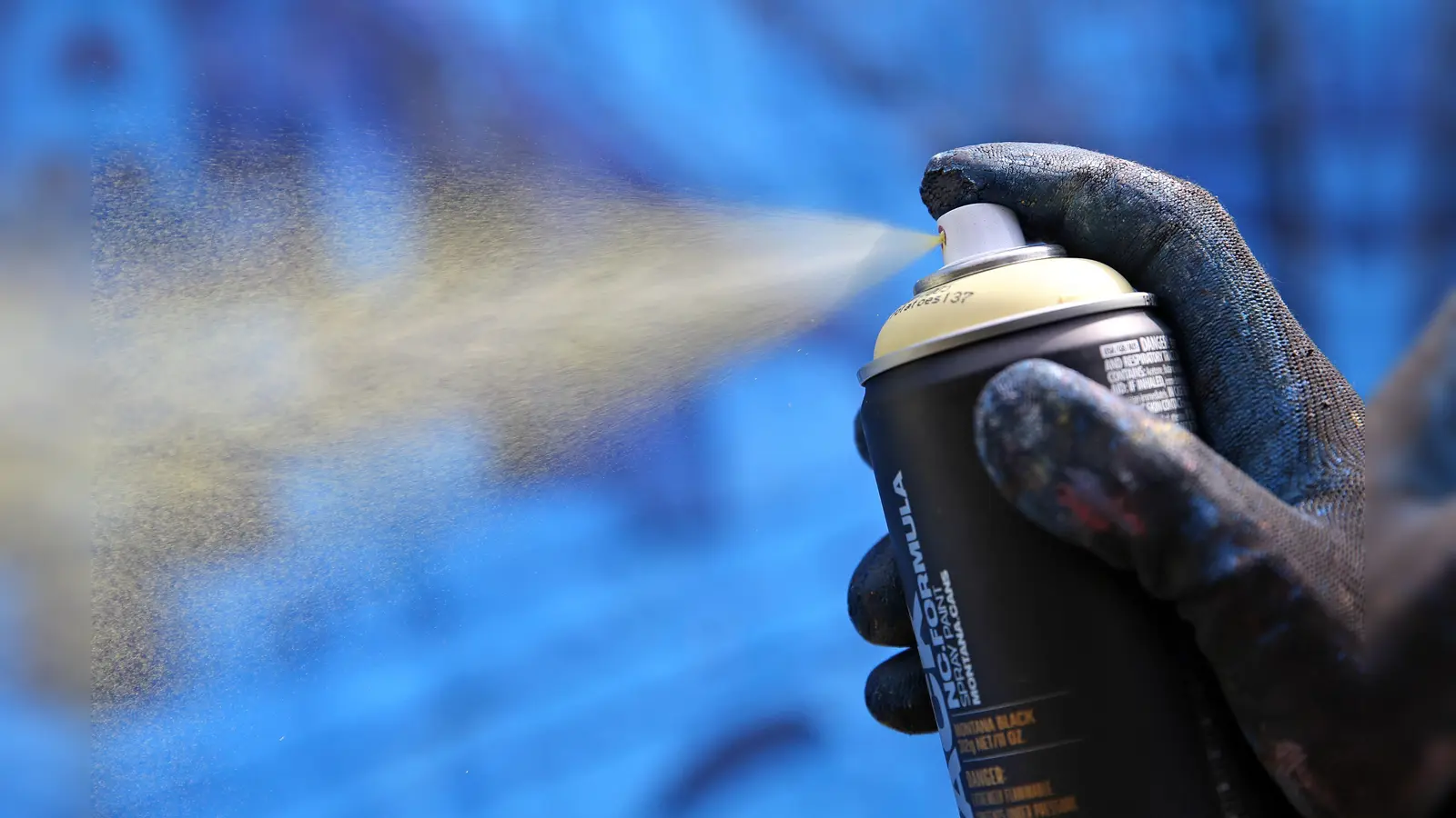 Bislang Unbekannte beschädigten die Kneippanlage in Sulzbach-Rosenberg mit Graffiti und Lackflecken. (Symbolbild: Jan Woitas, dpa)