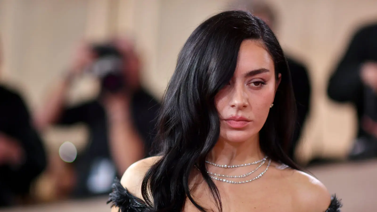 Der britische Musikstar Charli xcx wird zur Berlinale erwartet. (Archivbild) (Bild: Richard Shotwell/Invision/AP/dpa)