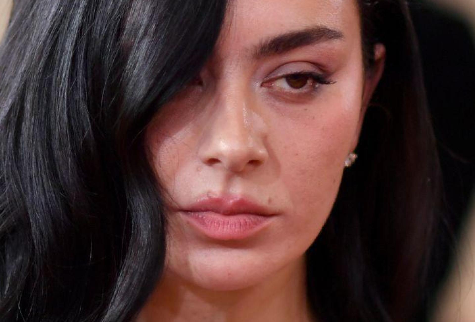 Der britische Musikstar Charli xcx wird zur Berlinale erwartet. (Archivbild) (Bild: Richard Shotwell/Invision/AP/dpa)