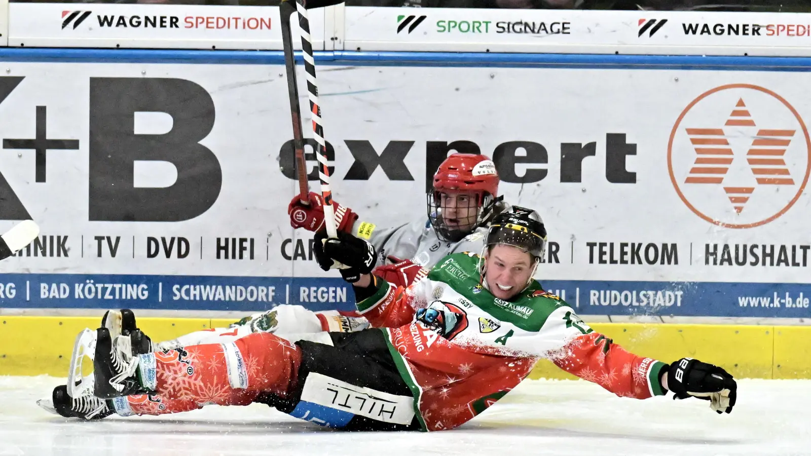 Tiefer Fall: Nach zwei Niederlagen und 0:8 Toren ist der ERSC Amberg (hier mit Felix Köbele, vorne, im Spiel gegen Miesbach) im Abstiegskampf der Eishockey-Bayernliga angekommen. (Bild: Hubert Ziegler)