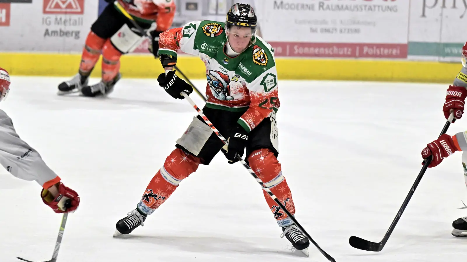 Felix Köbele (Mitte) wird künftig nicht mehr das Trikot des ERSC Amberg tragen. (Archivbild: Hubert Ziegler)