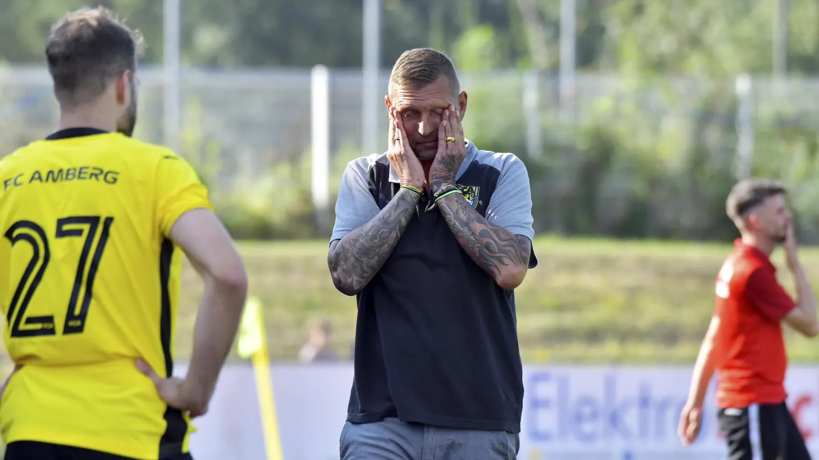 Die pure Verzweiflung bei Andreas Scheler (Mitte): Der Trainer des FC Amberg erklärte vier Tage nach der 1:7-Pleite gegen den ASV Burglengenfeld seinen sofortigen Rücktritt. (Archivbild: Hubert Ziegler)