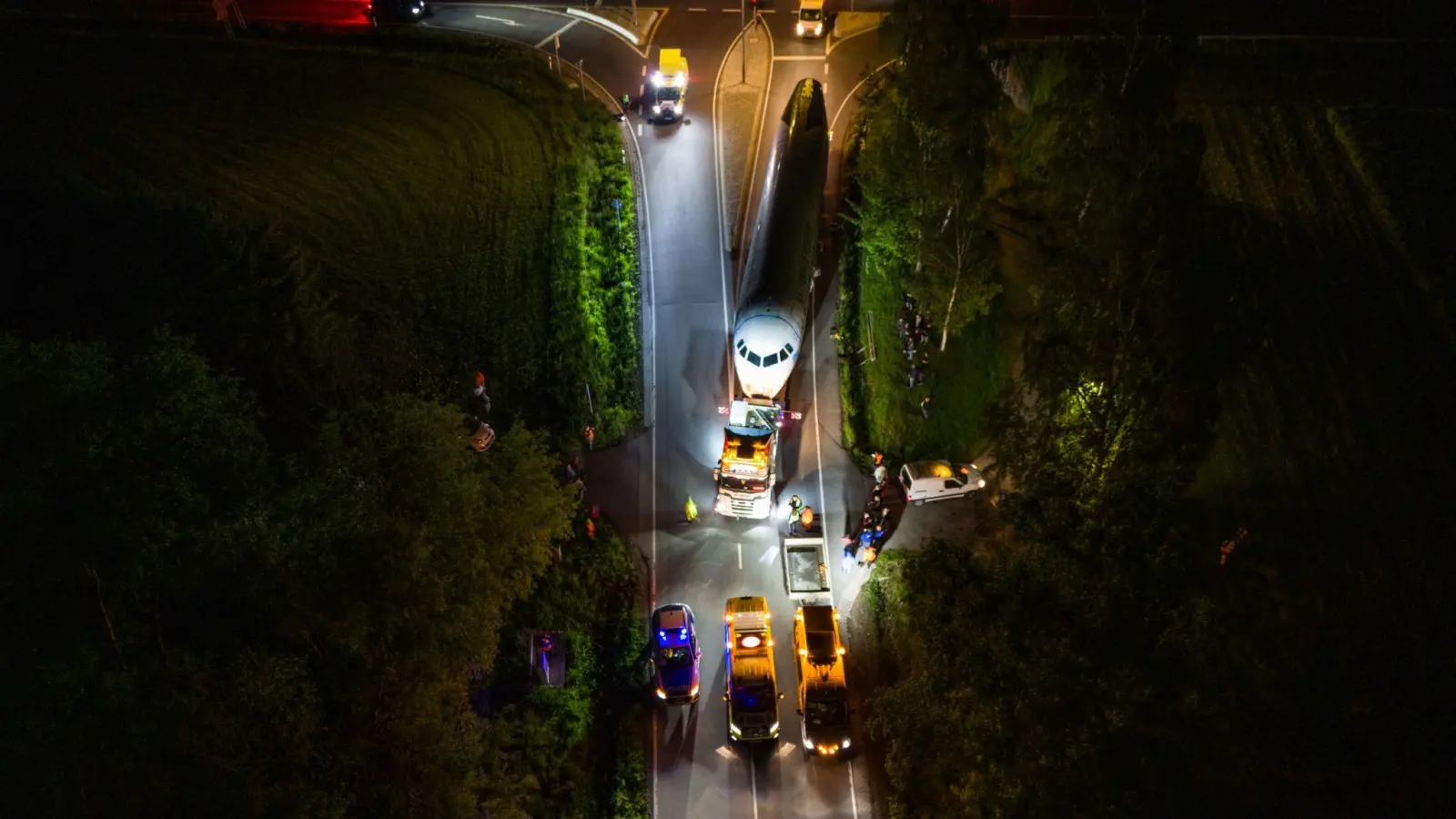 Mit einem Schwertransport ist ein ehemaliges Verkehrsflugzeug aus Indien bei einem Nachttransport in einen Naturerlebnispark im Bayerischen Wald gebracht worden. (Bild: St. Wintermeier/Zema-Medien/Zema-Medien/dpa)