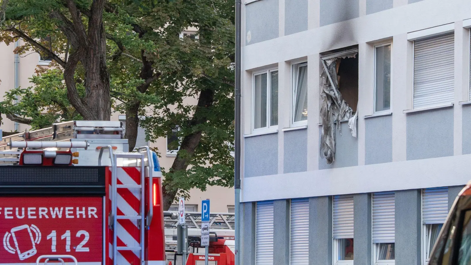 Durch die Explosion ist ein Feuer entstanden, das von den Einsatzkräften der Feuerwehr schnell eingedämmt werden konnte. (Bild: Lars Haubner/NEWS5/dpa)