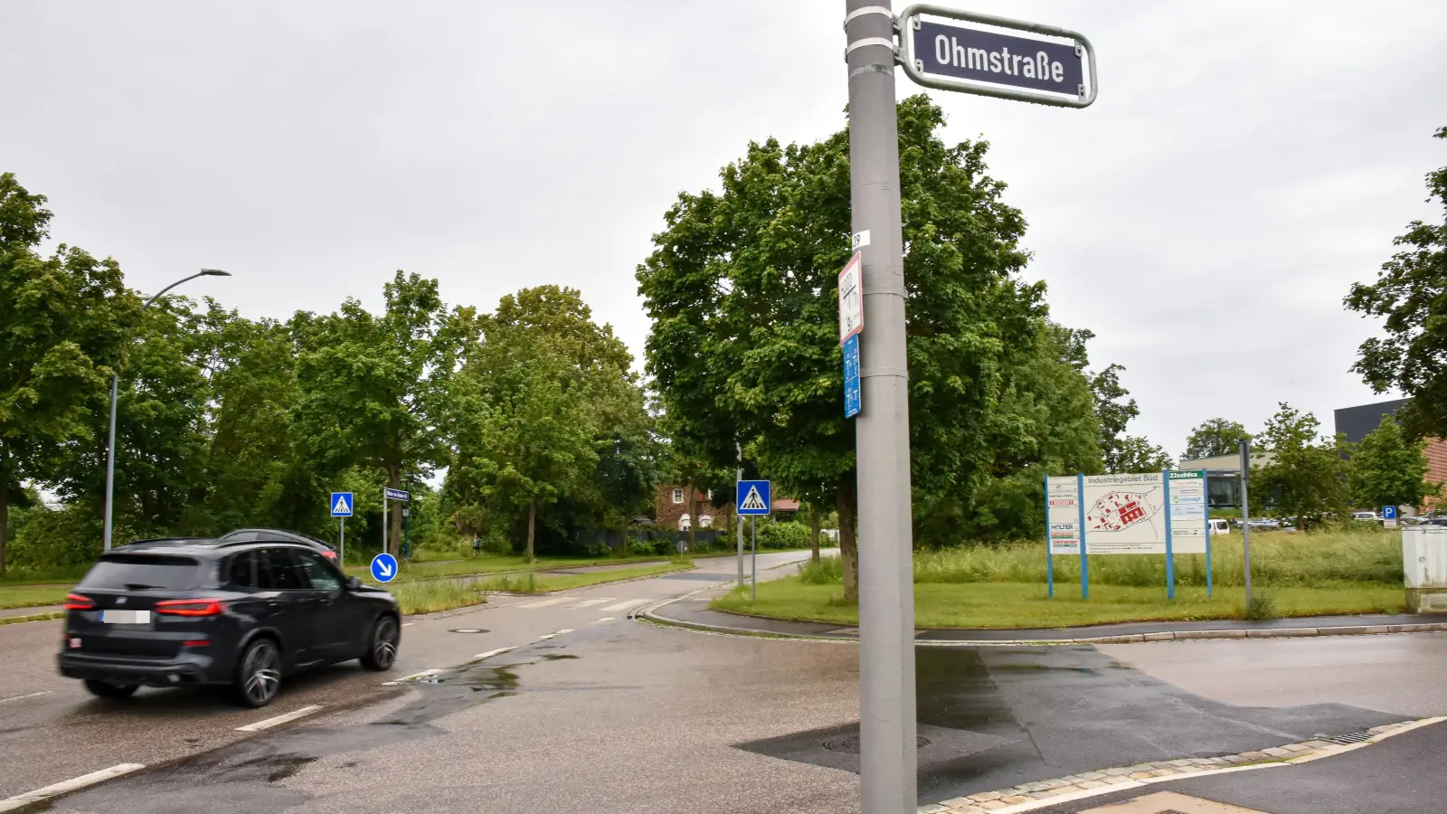 Die Einmündung der Ohmstraße in die Werner-von-Siemens-Straße in Amberg. Hier kommt es wegen des Anschlusses der Kümmersbrucker Westumgehung zu Verkehrsbehinderungen.  (Bild: Stephan Huber)