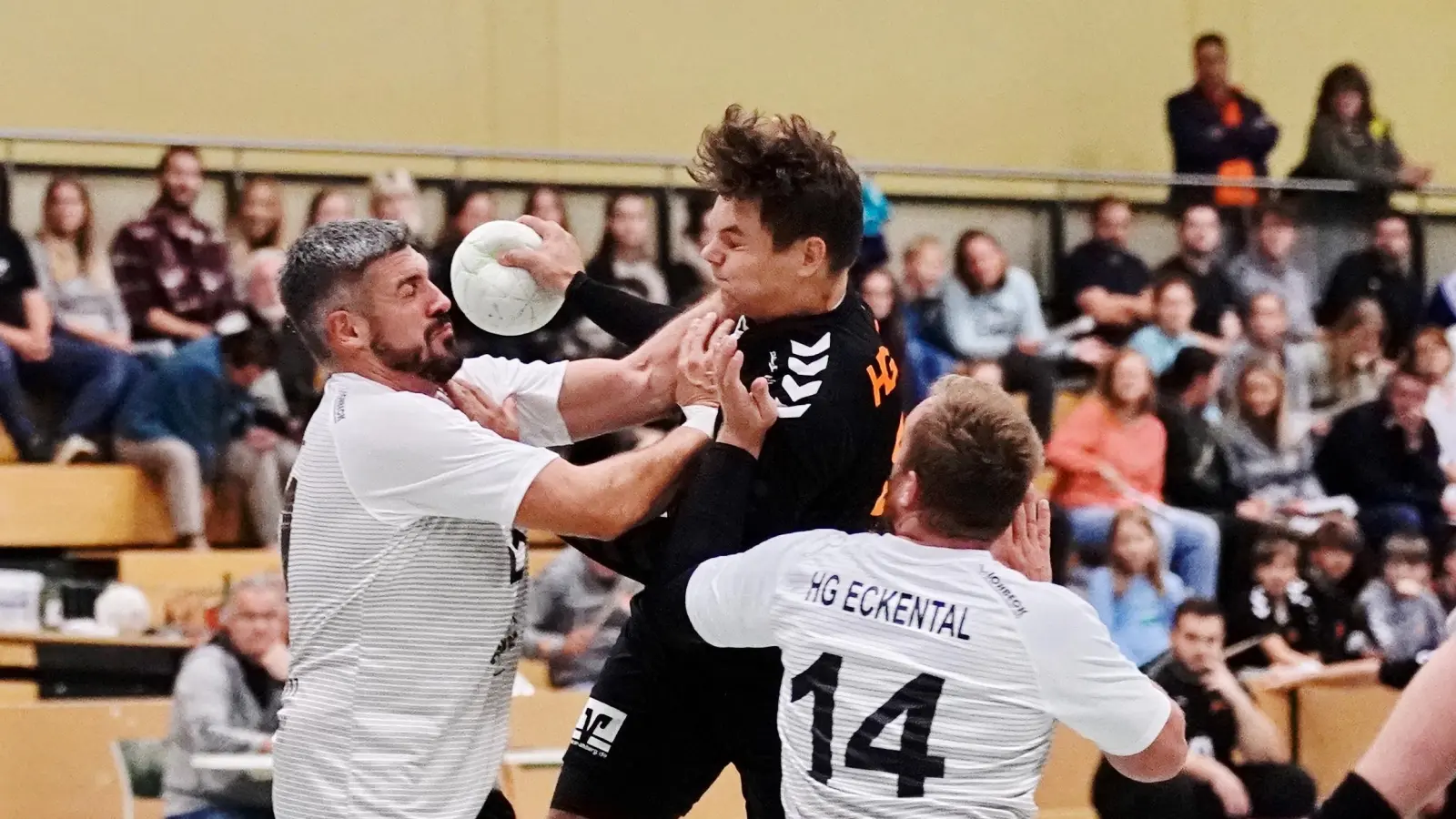 Alexander Franz (Mitte) von der HG Amberg wird hier unsanft gebremst. Am Ende gewinnt die HG Amberg mit 25:22 gegen die HG Eckental.  (Bild: ref)