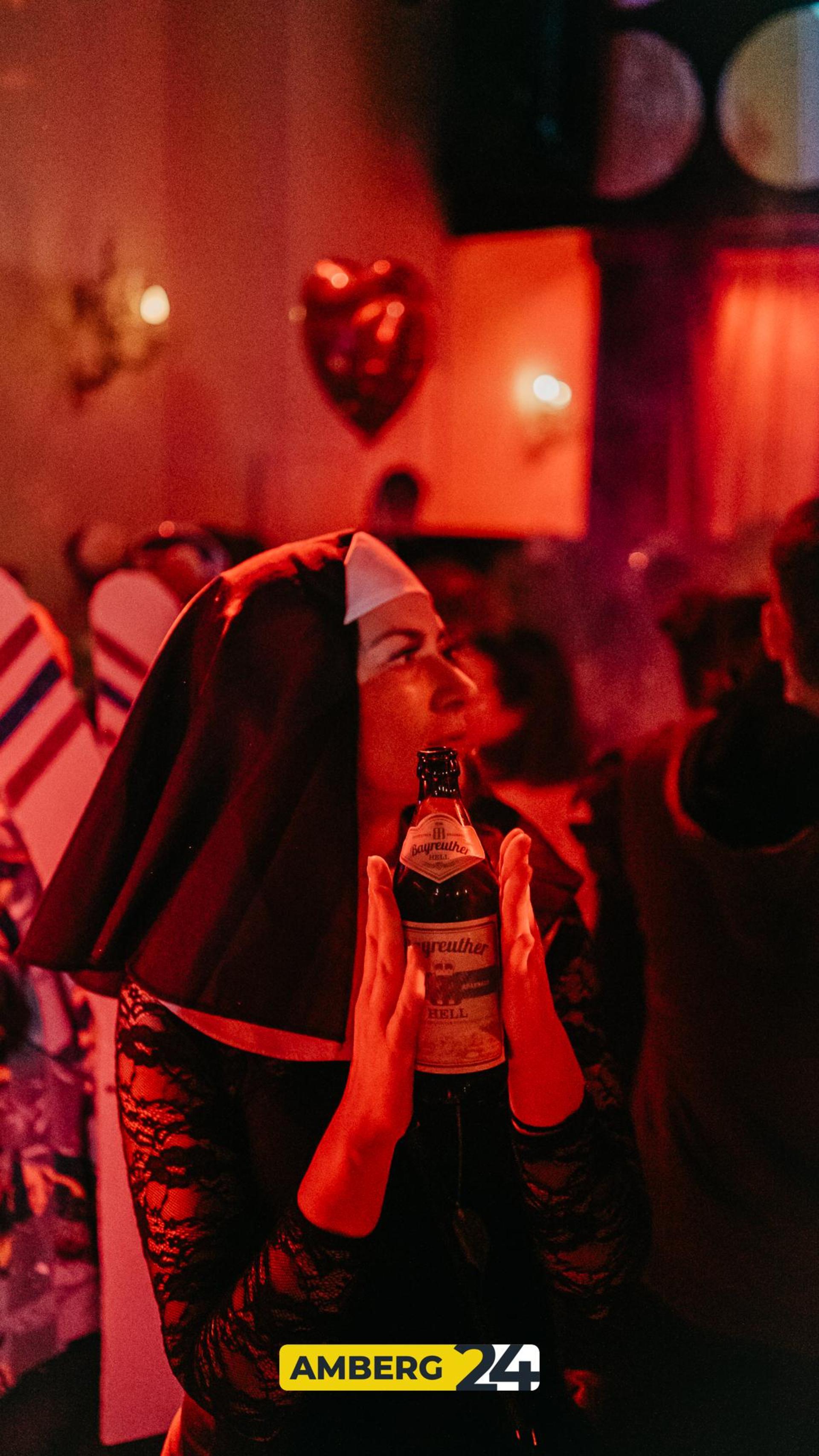 Hexen und Narren waren am Donnerstag auch im Casino unterwegs. (Bild: Mario Donhauser)