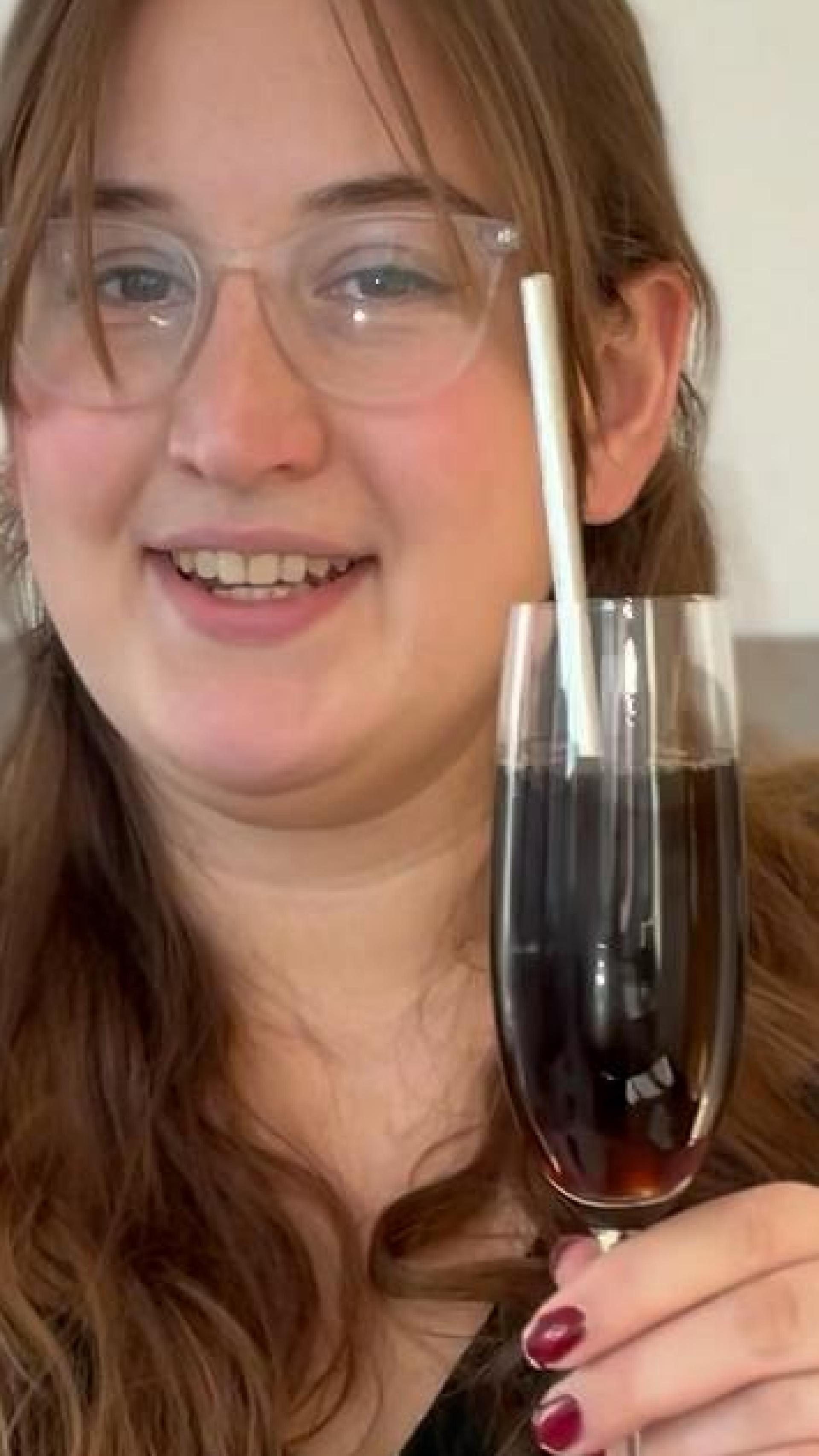 Morticia Addams sieht auch im Sektglas umwerfend aus. (Bild: knz)