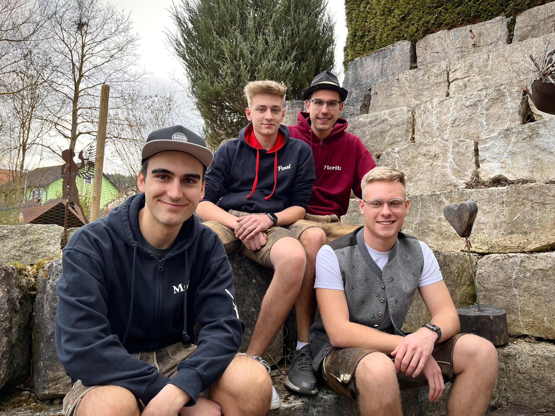 Marco, Paul, Moritz und Louis (von links) sind d'Übler Boum. (Bild: knz)
