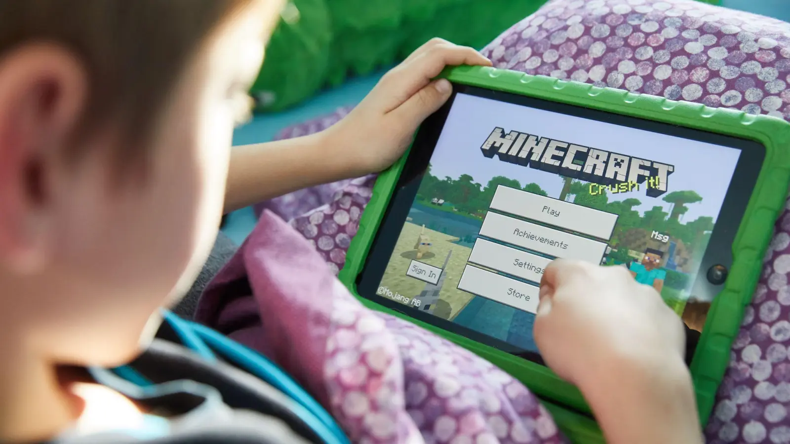 Minecraft ist vor allem bei jungen Menschen sehr beliebt. (Archivbild) (Bild: Georg Wendt/dpa)