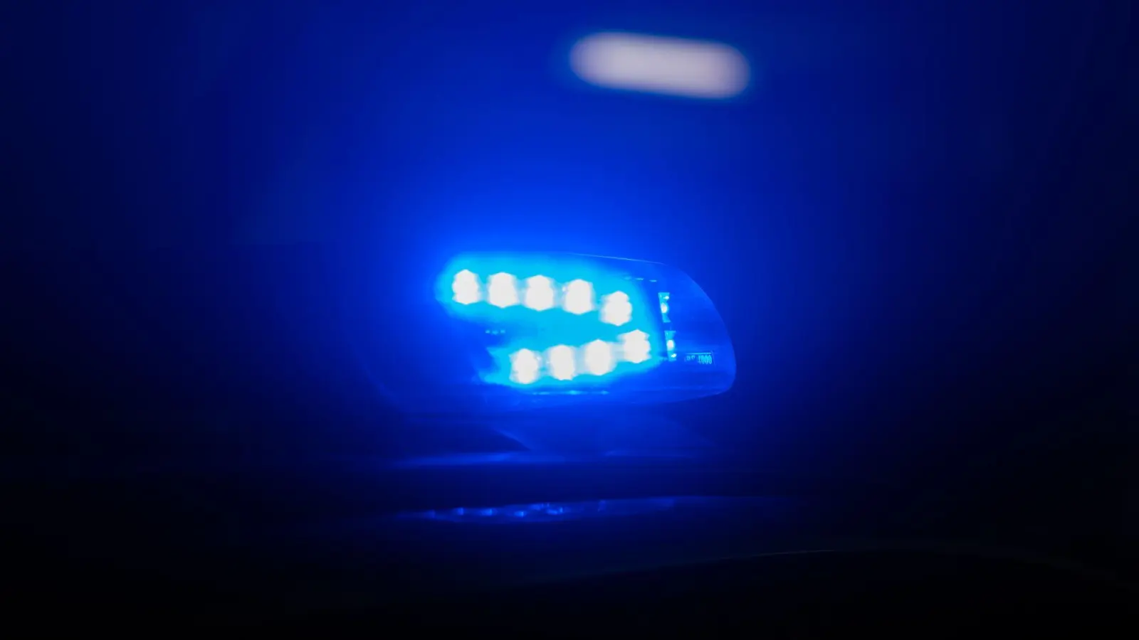 Ein Streit in Amberg eskalierte. Nun sucht die Polizei Zeugen.  (Symbolbild: Robert Michael/dpa)