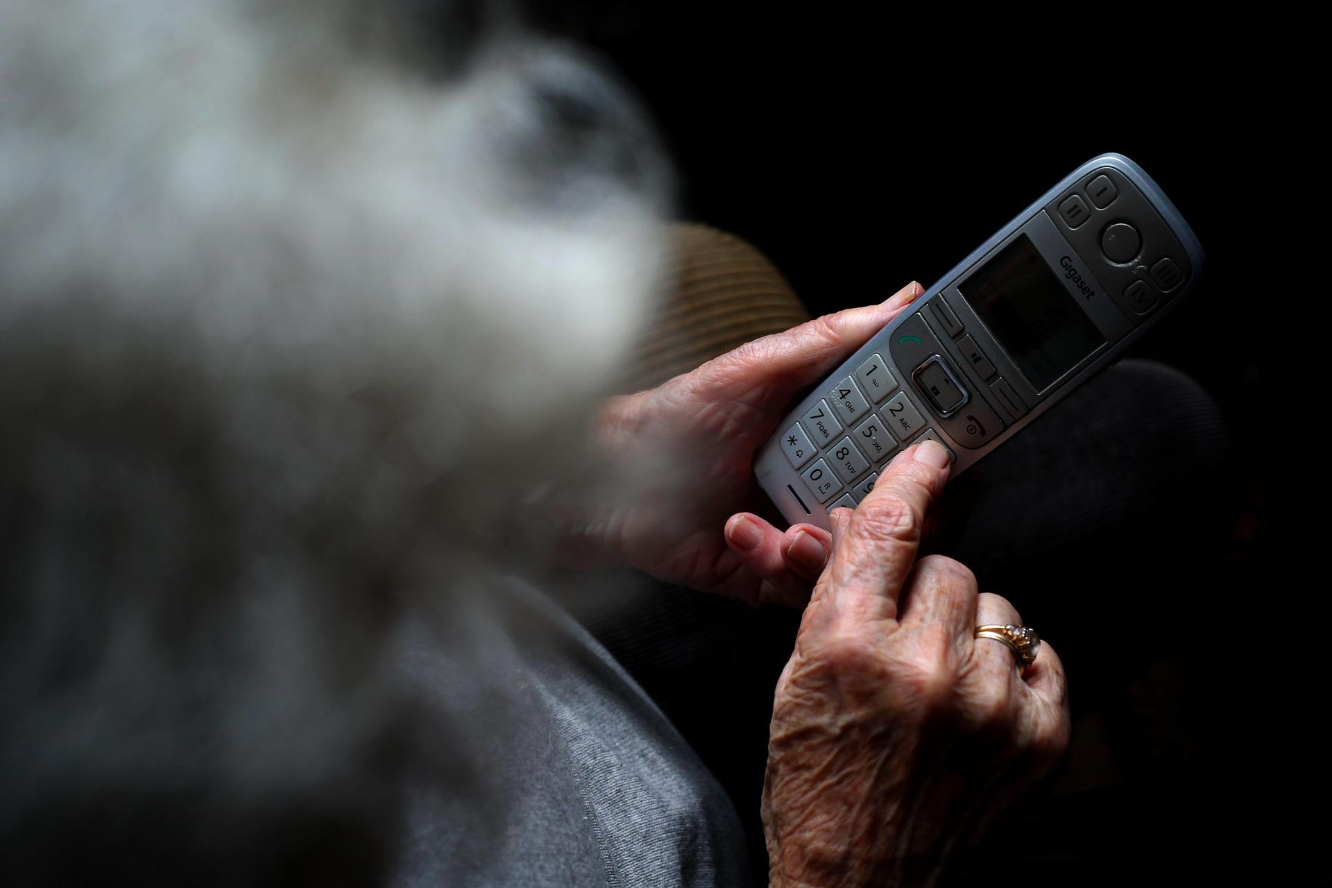 Eine 72-jährige Frau aus Ebermannsdorf wurde Opfer eines Telefonbetrugs. Ein angeblicher Bankmitarbeiter ergaunerte Zugangsdaten und TAN-Nummern. (Symbolbild: Karl-Josef Hildenbrand)