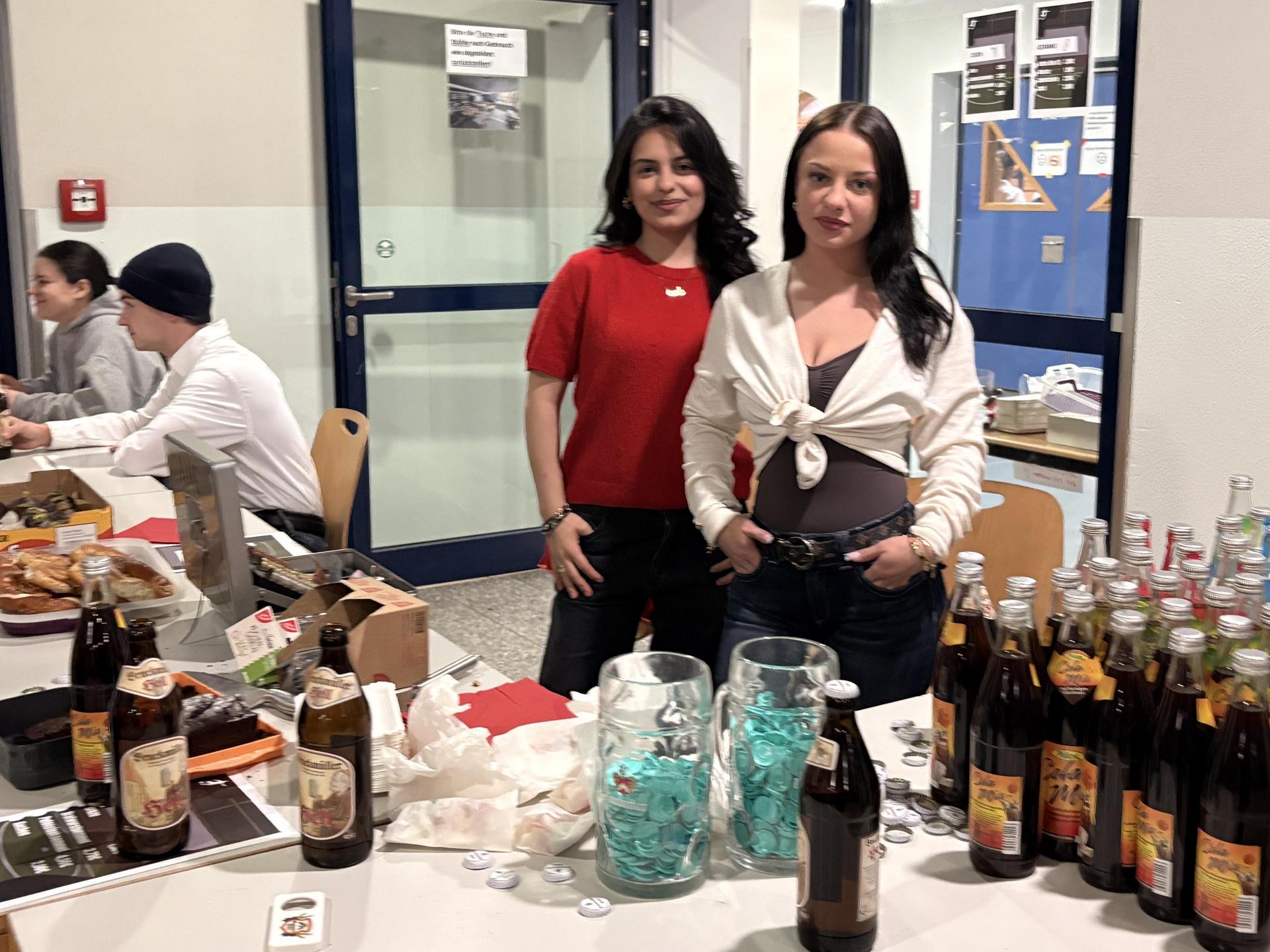 Die Schüler und Schülerinnen von der FOS/BOS Amberg versorgten die Zuschauer und Spieler mit Getränken und Kuchen. (Bild: Lukas Büchold)