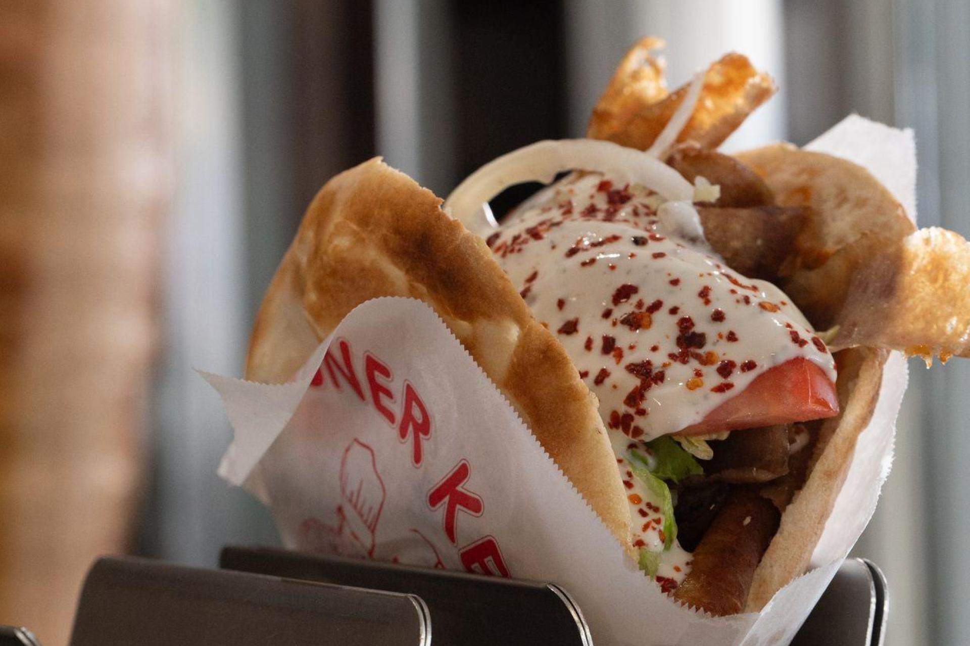 Ein Klassiker der deutschen Imbisskultur: Der Döner gehört für viele zum Alltag – doch in dem schnellen Snack steckt harte Arbeit. (Archivbild) (Bild: Markus Lenhardt/dpa)