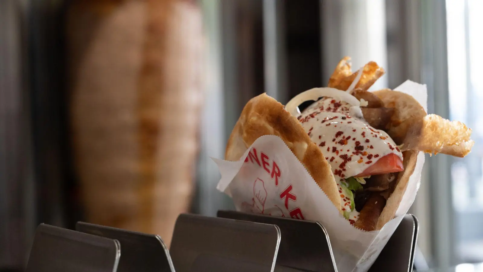 Ein Klassiker der deutschen Imbisskultur: Der Döner gehört für viele zum Alltag – doch in dem schnellen Snack steckt harte Arbeit. (Archivbild) (Bild: Markus Lenhardt/dpa)