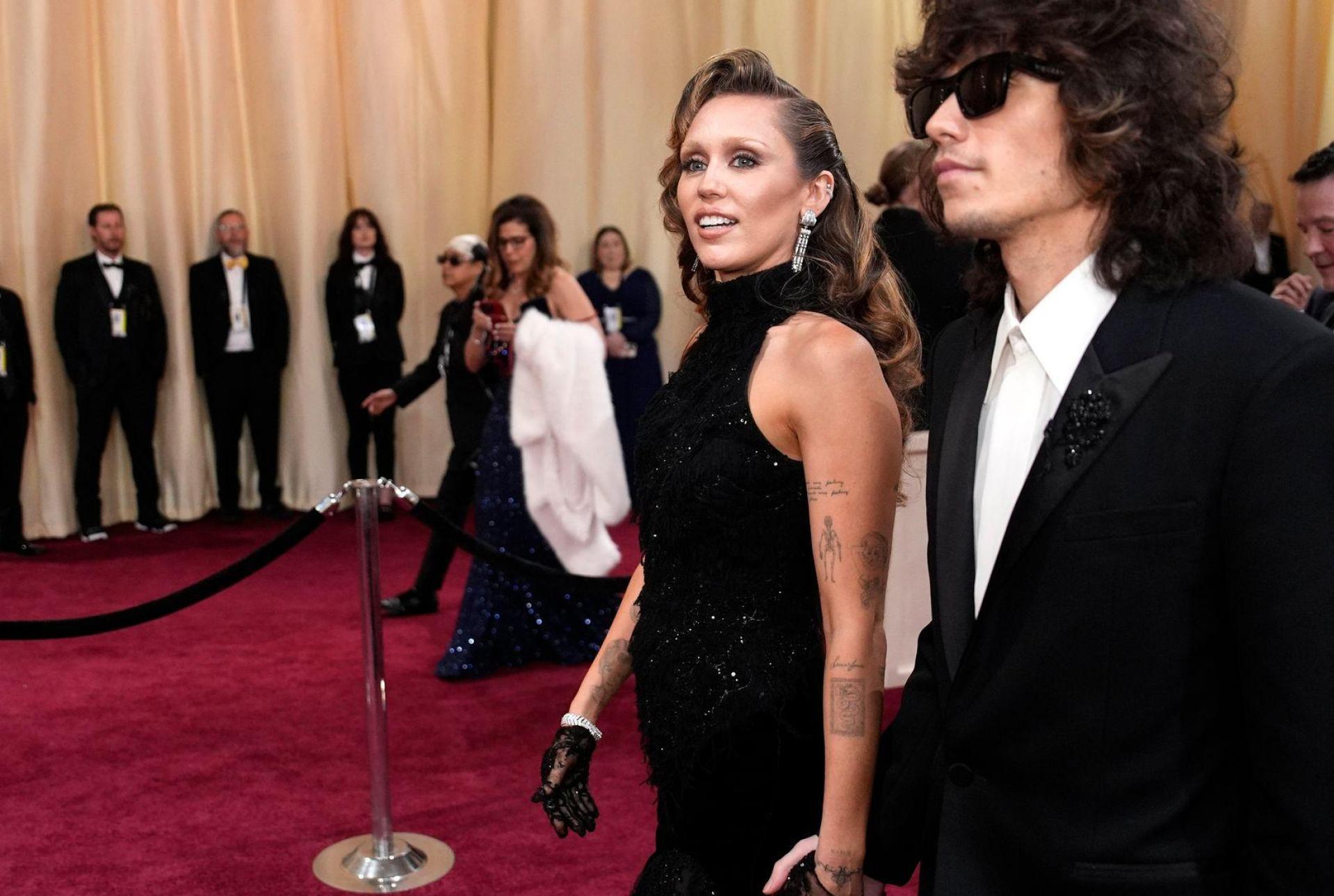 Das Promi-Paar Miley Cyrus und Maxx Morando hat sich verlobt. (Archivbild) (Bild: John Locher/Invision/AP/dpa)