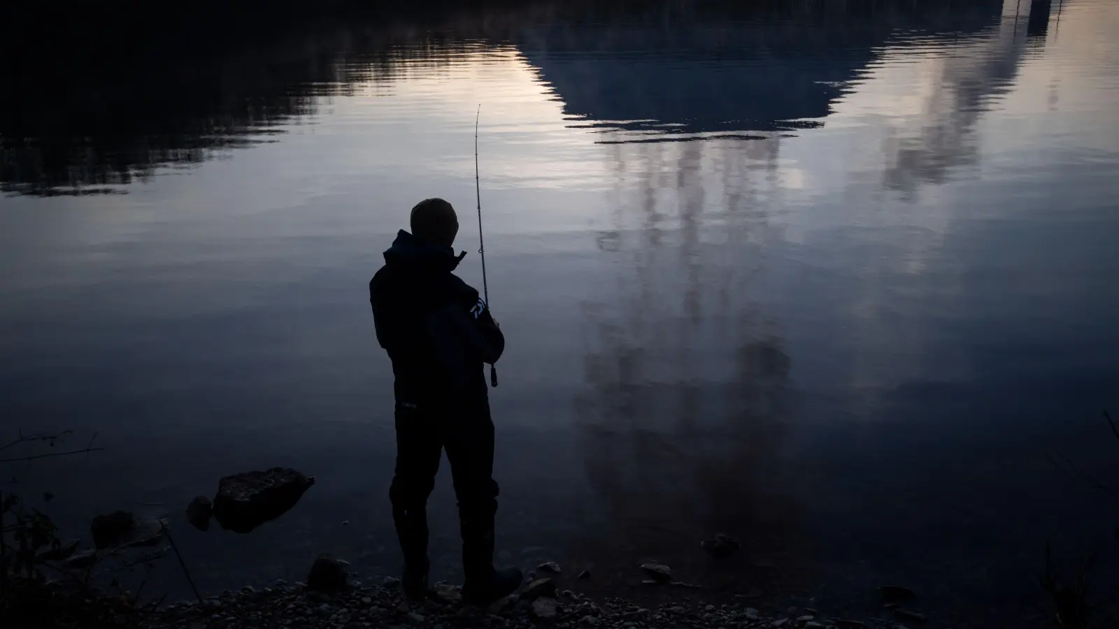 Am Happurger Stausee erwischten Polizisten und Fischereiaufseher einen 31-Jährigen, der hier in der Nacht illegal seine Angel ausgeworfen hatte. (Symbolbild: Marijan Murat/dpa)
