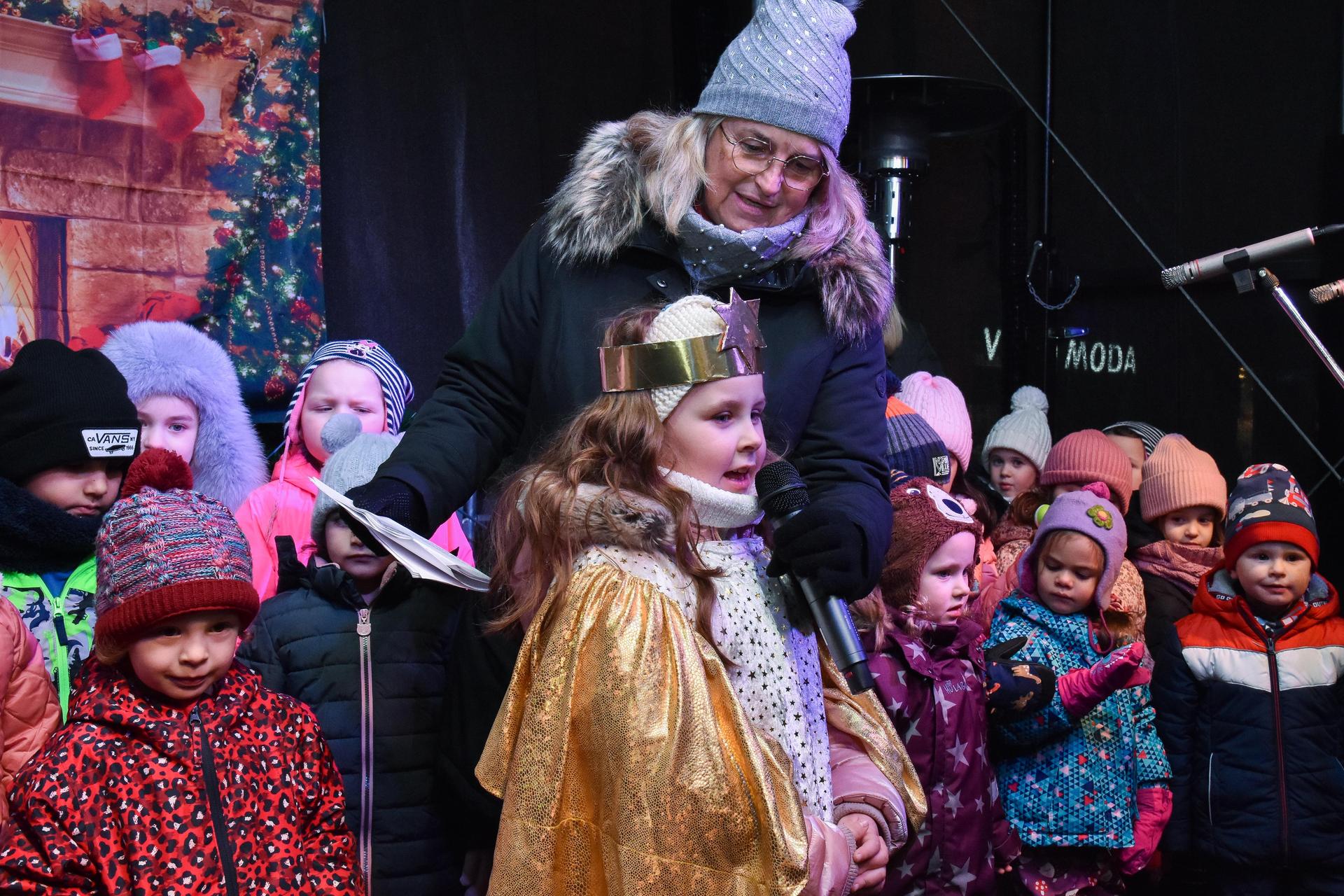 Das Christkind aus dem Caritas-Kindergarten Marienheim sagte ein Gedicht auf. (Bild: Stephan Huber)