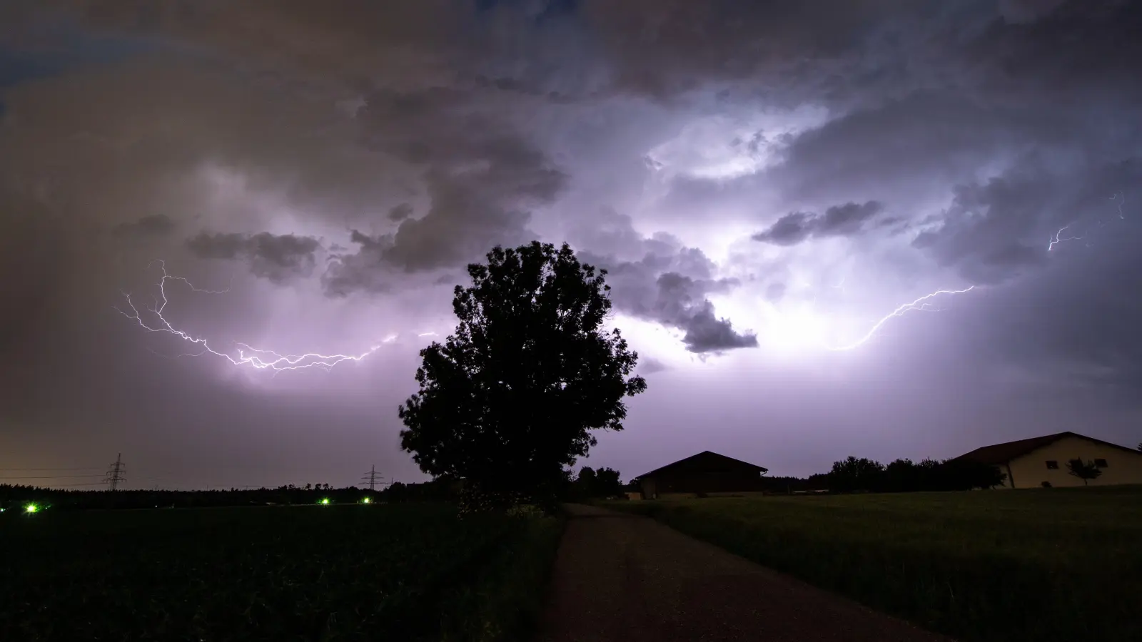 Schwere Gewitter sollen am Vormittag über der Oberpfalz aufziehen.  (Symbolbild: Matthias Balk/dpa)