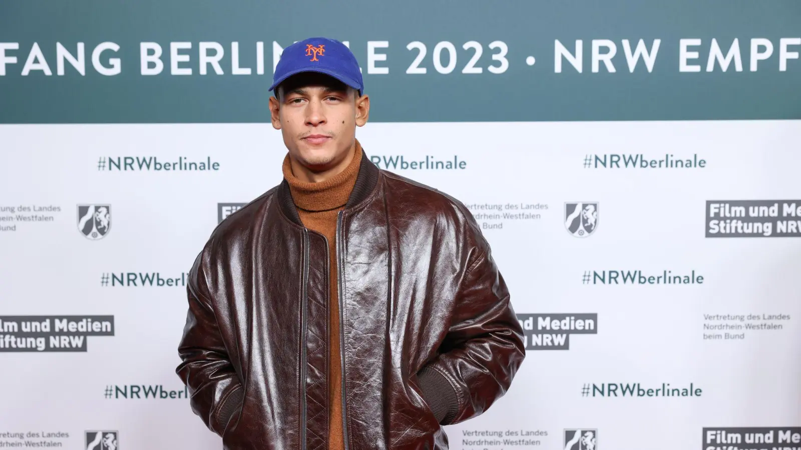 Der deutsche Schauspieler Emilio Sakraya ist mit der spanischen Sängerin Rosalía liiert. (Archivbild) (Bild: Jörg Carstensen/dpa)