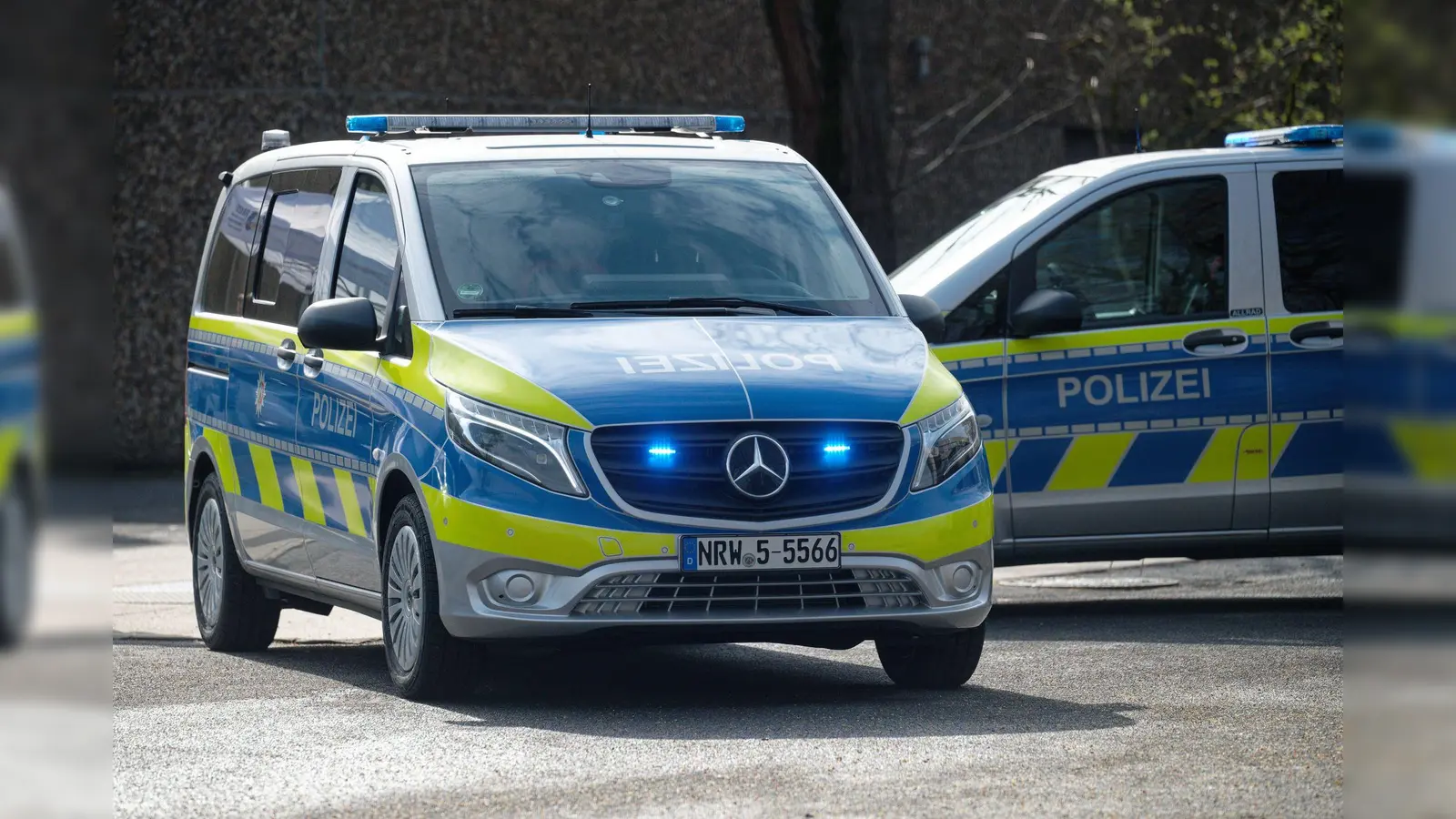 Eine wilde Verfolgungsjagd mit der Sulzbach-Rosenberger Polizei leistete sich ein 18-jähriger Fahranfänger – dabei rauschte er sogar an einer Straßensperre vorbei und entging nur haarscharf einem Unfall. (Symbolbild: Henning Kaiser/dpa)