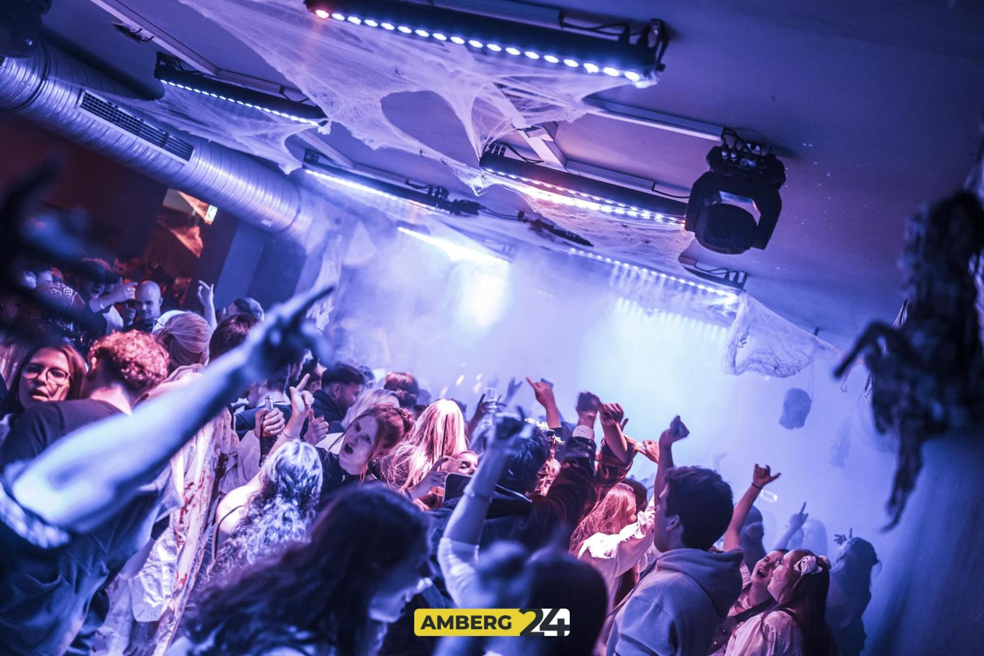 Saures auf die Ohren und eine spooky Atmo haben die Veranstalter der fetten Halloween-Party im Happy Rock versprochen. (Bild: Julia Bär)