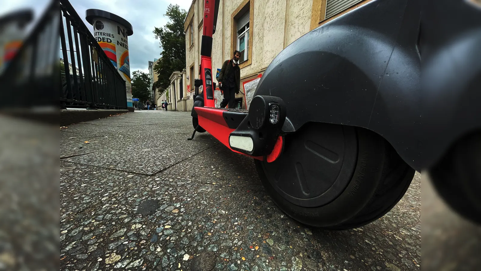 In Amberg ist ein E-Scooter gestohlen worden. (Symbolbild: Paul Zinken/dpa)