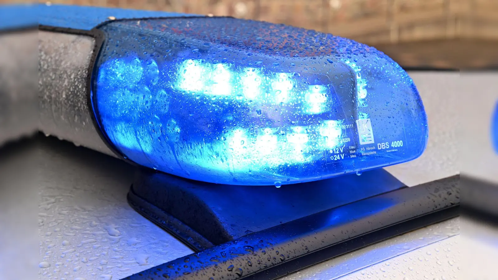 Die Polizei sucht Zeugen nach einer Unfallflucht zwischen Ensdorf und Rieden. (Symbolbild: Carsten Rehder/dpa)