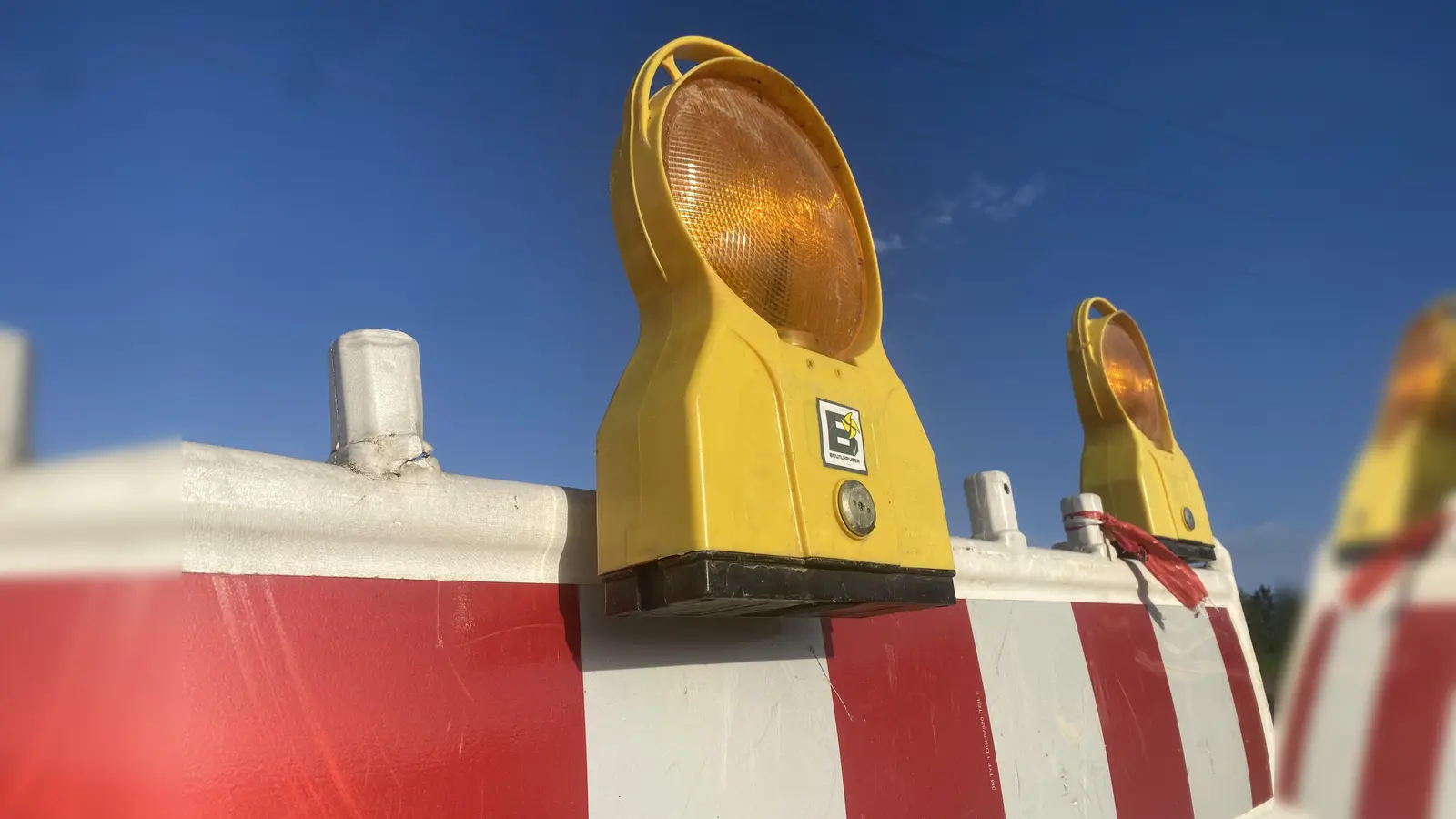 Zwei solche Baustellenlampen fehlen jetzt auf einer Baustelle in Amberg. (Bild: upl)
