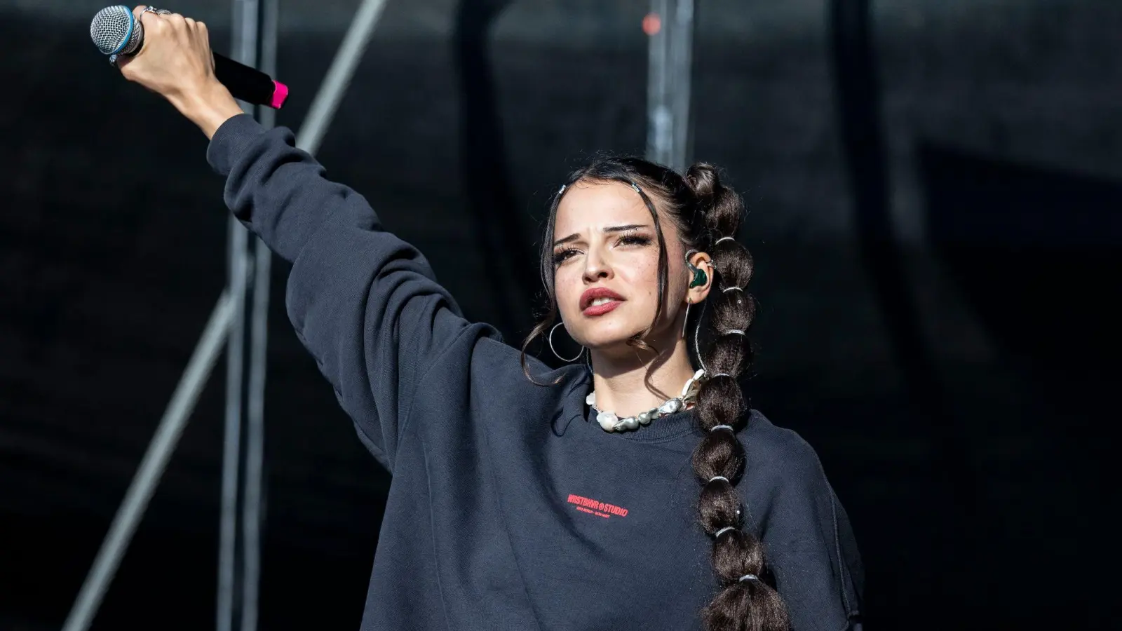 Nina Chuba eroberte 2022 mit „Wildberry Lillet“ die Spitze der deutschen Single-Charts. (Bild: Christoph Reichwein/dpa)