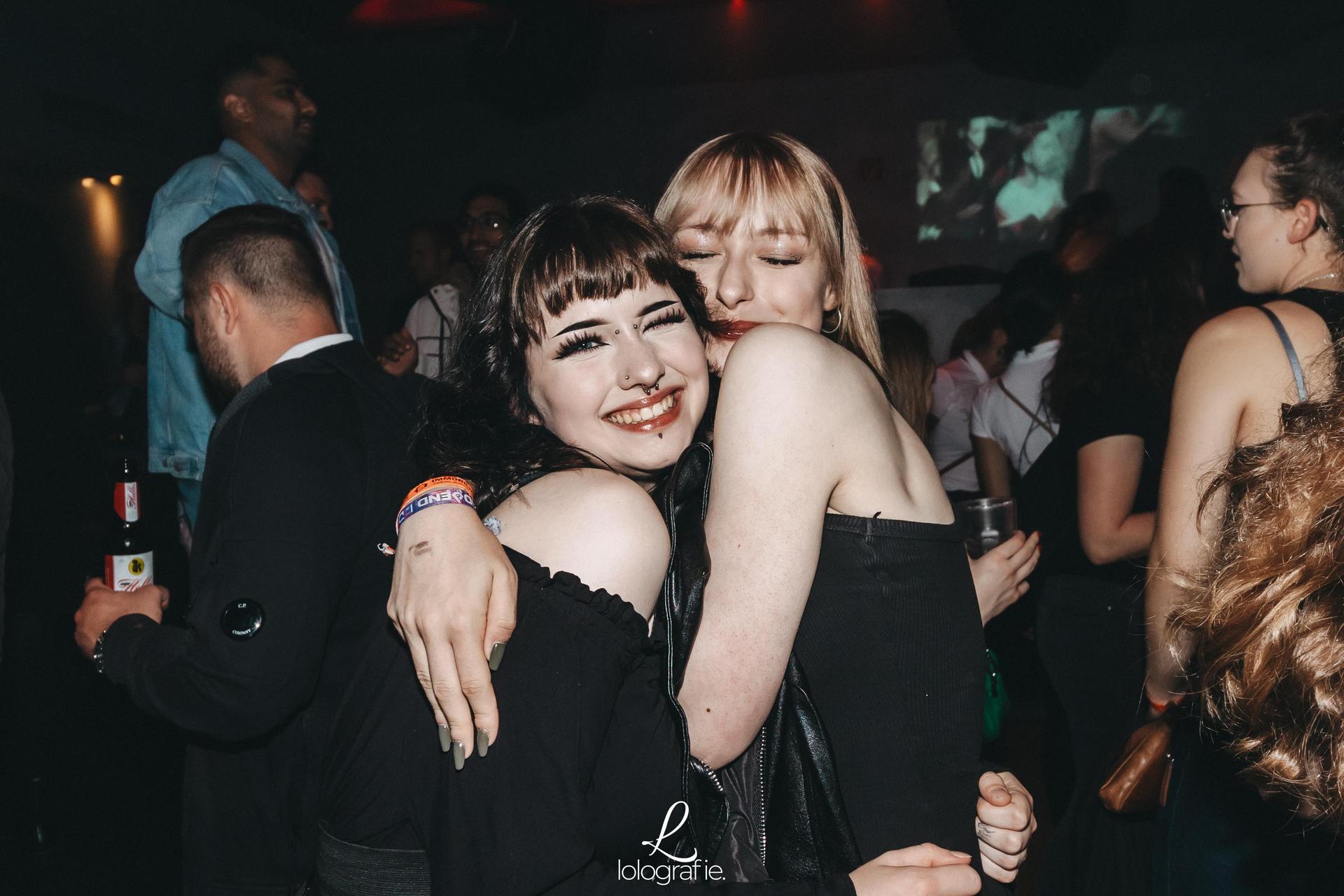 80's, 90's und 2000er: Die Fotos von Amberg tanzt im Trio. (Bild: Leonie Hartung)