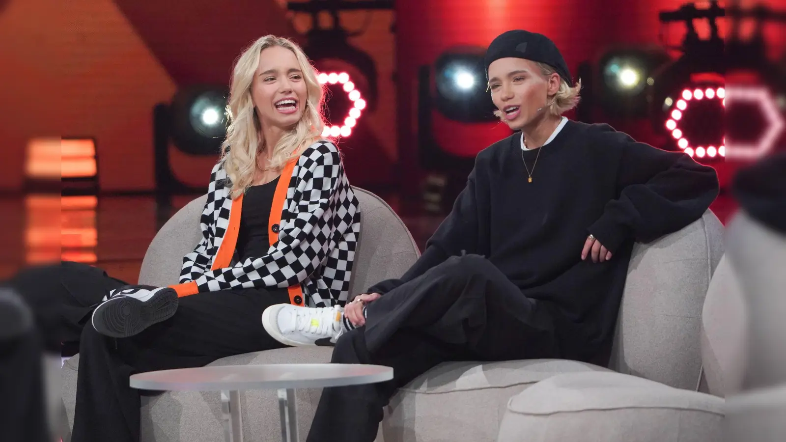 Auch außerhalb von Social Media präsent: Die Zwillinge Lisa (l) und Lena traten in den vergangenen Jahren häufiger im Fernsehen auf. (Bild: Joerg Carstensen/dpa)