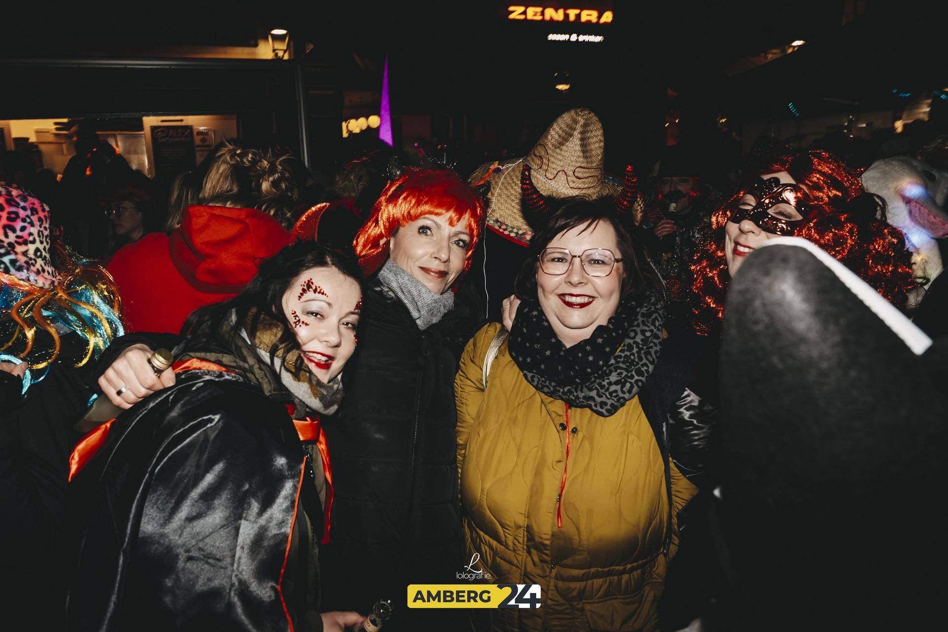 Amberger Hexennacht: Das war 2025 am Marktplatz los. Wir wünschen euch viel Spaß mit den Fotos.  (Bild: Leonie Hartung)