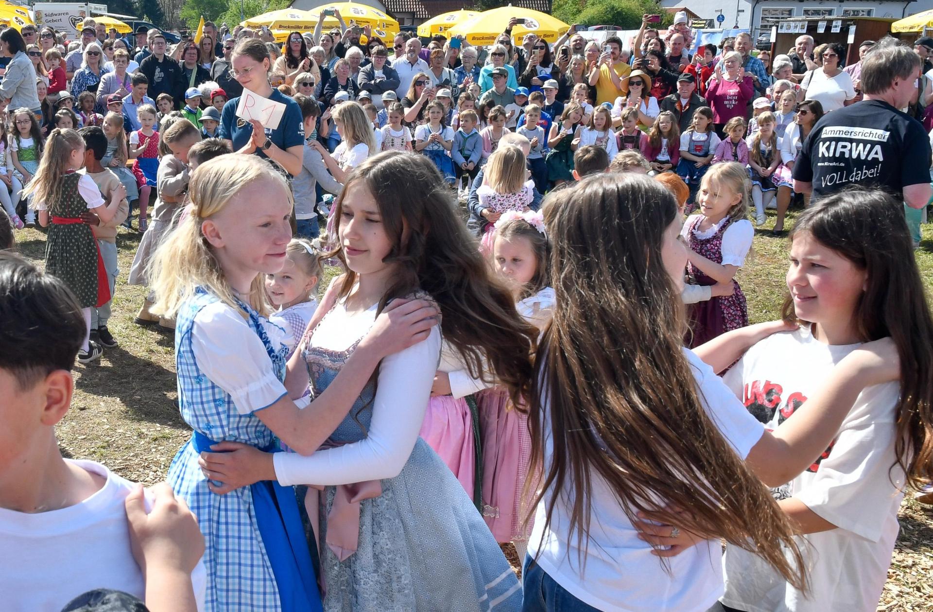 Kirwa Ammersricht. Die Grund- und Mittelschule von Ammersricht gestaltet den Kirwa-Montag mit Tänzen, Volkstänzen und Gesang. (Archivbild: Petra Hartl)